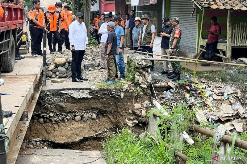 Bupati Bogor Gunakan Dana Pribadi Perbaiki Jembatan Amblas di Citeureup