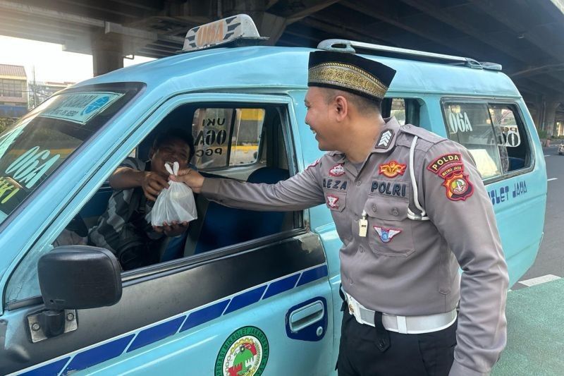 Polantas Polda Metro Jaya Bagikan Takjil Selama Ramadhan: 1.650 Kotak Takjil untuk Masyarakat