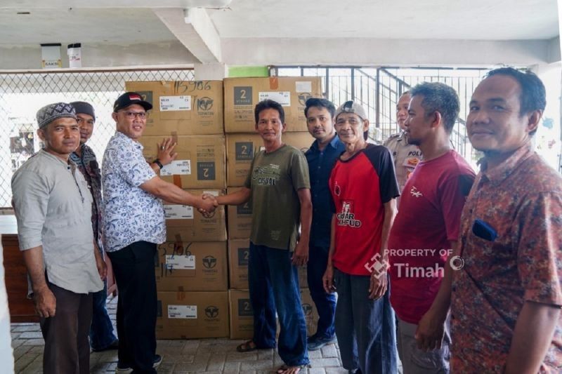 PT Timah Tingkatkan Kesejahteraan Nelayan Tanah Merah dengan Bantuan 10 Mesin Tempel