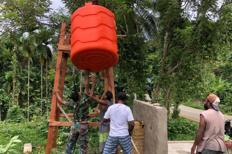 TNI Bangun Tandon Air Bersih, Warga Kampung Kbusdori Biak Numfor Tersenyum Lega