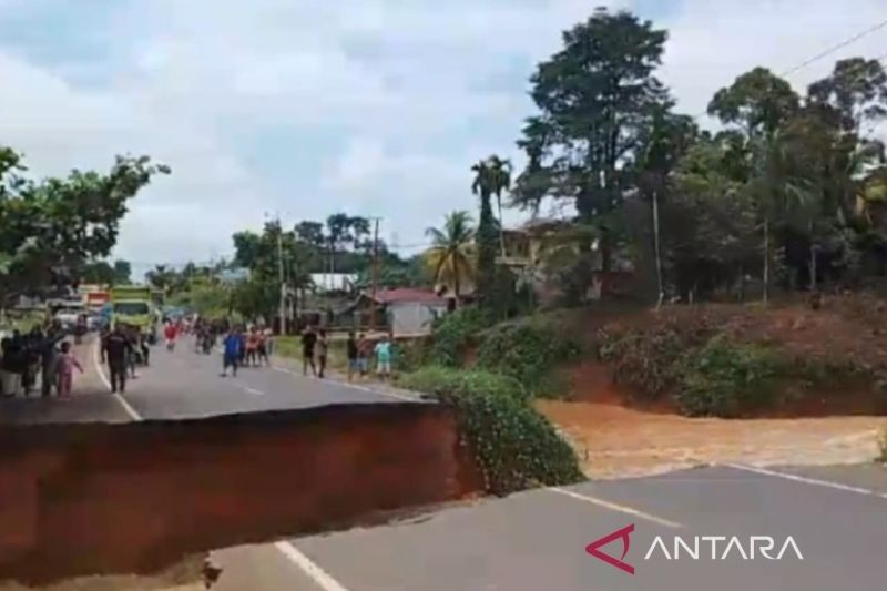 Jalan Jambi-Padang Lumpuh Total Akibat Putusnya Badan Jalan