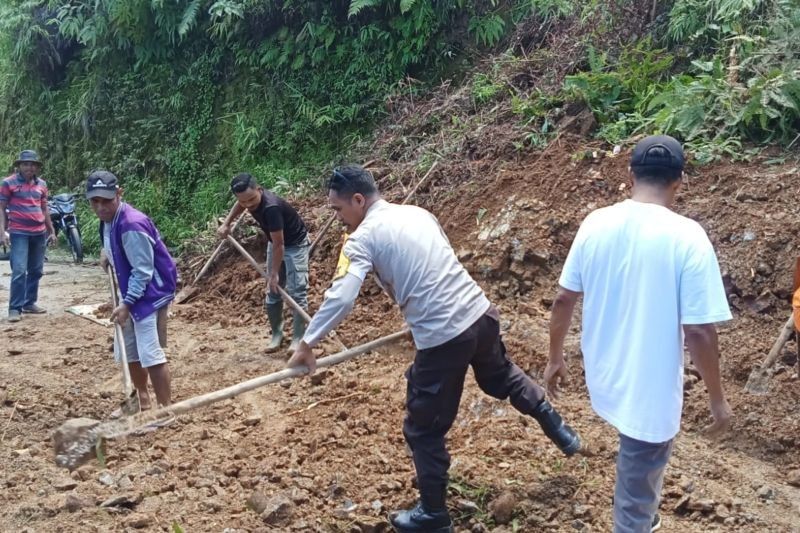 Longsor Tutup Jalan di Manggarai Barat, Polisi dan Warga Bergotong Royong Bersihkan Material