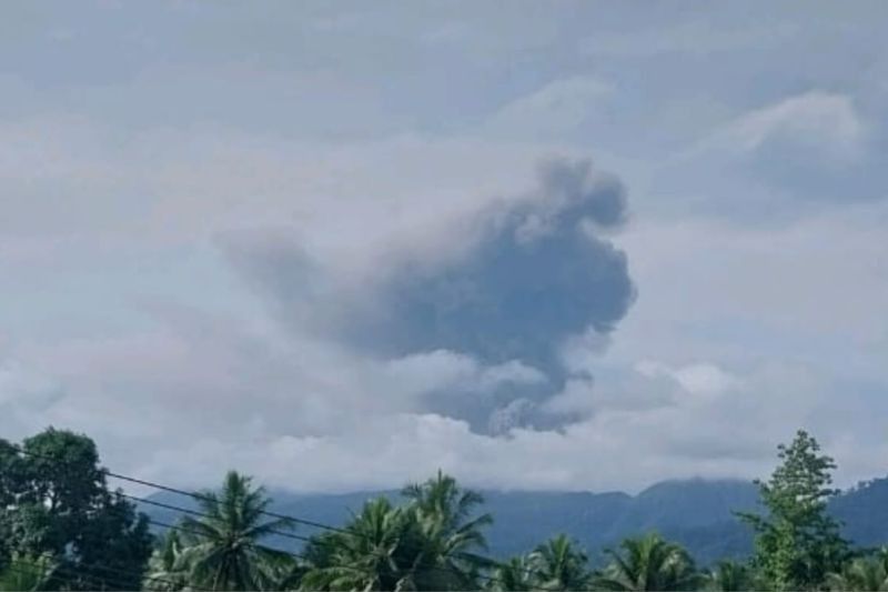 Gunung Dukono Erupsi, Semburkan Abu Vulkanik hingga 1.900 Meter!