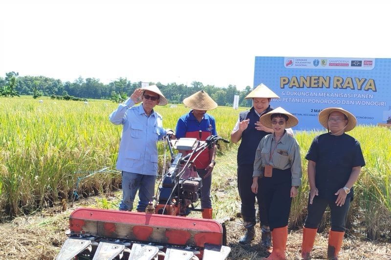 Sampoerna, GSN, dan STAPA Dongkrak Kesejahteraan Petani Ponorogo dengan Mesin Pemanen Padi