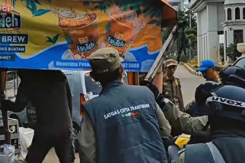 Satpol PP Karawang Tertibkan Bangunan Liar dan Media Luar Ruang Tak Berizin