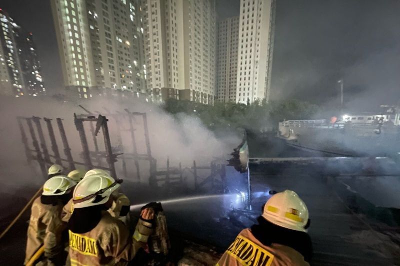 Kebakaran Hebat Dua Kapal di Pelabuhan Sunda Kelapa, 80 Personel Gulkarmat Dikerahkan