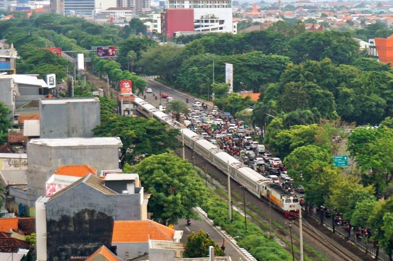 PT KAI Larang Ngabuburit di Jalur Kereta Api: Ancaman Sanksi Tiga Bulan Penjara!