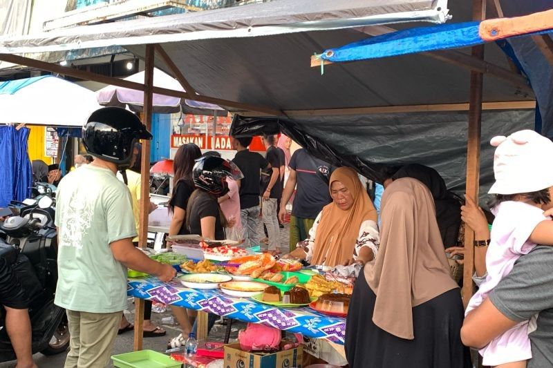 Simpang Al Fatah Ambon: Pasar Takjil Dadakan Ramaikan Ramadhan