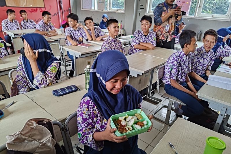 MBG di Tangerang Tetap Berjalan Selama Ramadhan: Siswa Terima Nasi Kotak