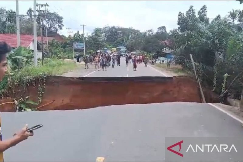 Jalan Lintas Tengah Sumatera Putus, Jambi Siapkan Jalan Alternatif