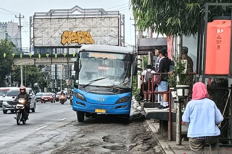 Pemkot Semarang Beton Halte Trans Semarang yang Bergelombang, Mulai Kamis!