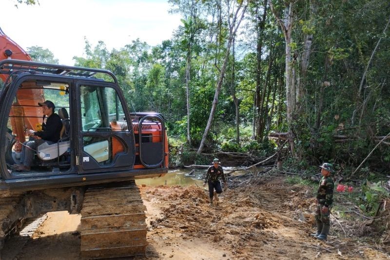 Satgas TMMD Bengkayang Lanjutkan Pembangunan Jalan di Tengah Puasa