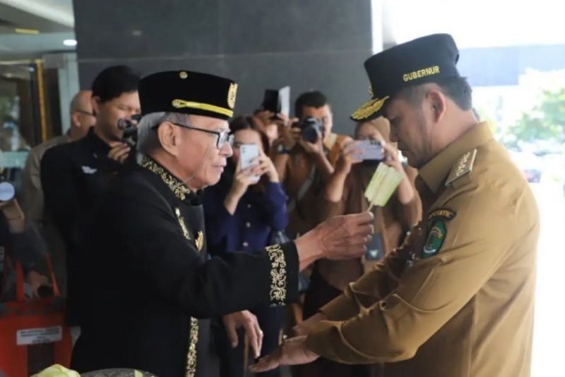 Gubernur Kaltim Rudy Mas'ud Disambut Adat Tepung Tawar, Simbol Doa dan Keberkahan