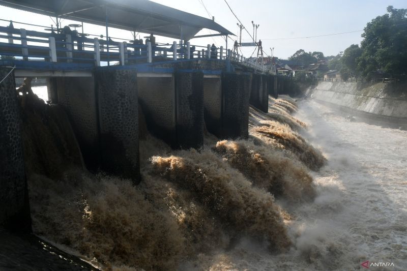 Waspada Banjir! BPBD DKI Jakarta Imbau Warga Bantaran Ciliwung Siaga