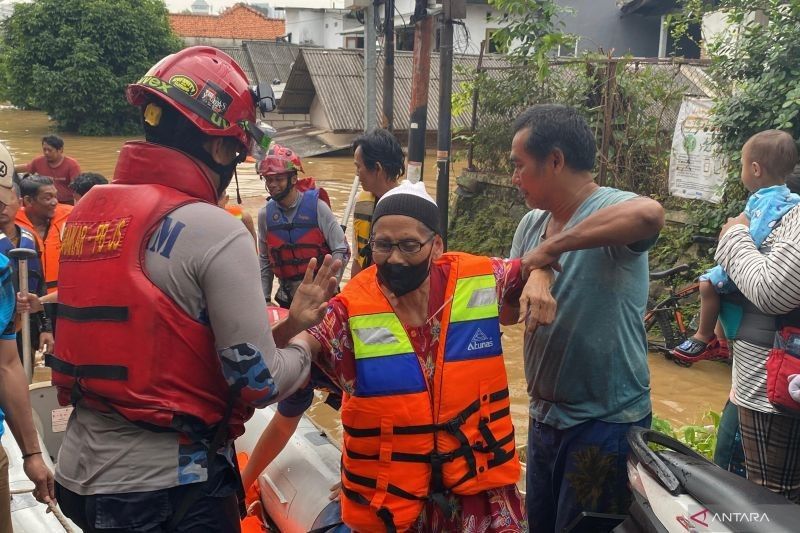 Banjir Rawajati: Gulkarmat Jaksel Prioritaskan Evakuasi Lansia dan Anak