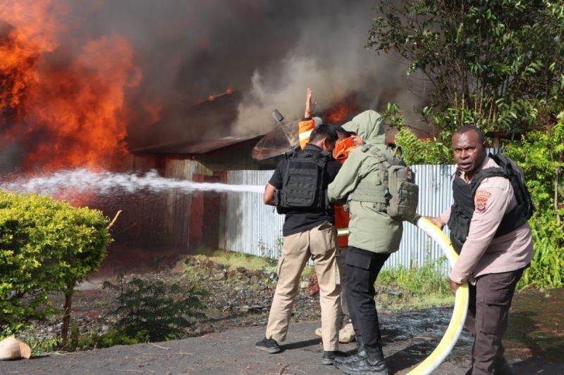 Bentrokan Pendukung Paslon Puncak Jaya: Satu Tewas, Puluhan Luka, dan Rumah Terbakar