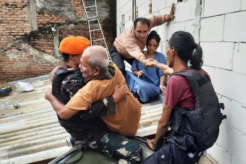 Kopasgat Evakuasi Korban Banjir Bekasi: Prajurit Wing Komando I Berjibaku Selamatkan Warga