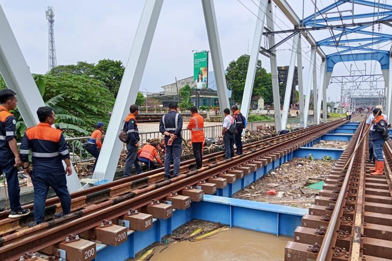 Banjir Bekasi Sebabkan Keterlambatan Dua Kereta Parahyangan