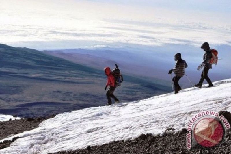 Kisah 'Mamak Pendaki', Lilie Wijayati: Petualangan Terakhir di Puncak Jaya