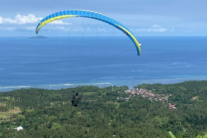 Personel Lanudsri Asah Kemampuan Paralayang di Gunung Tumpa