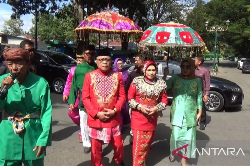 Bupati dan Wakil Bupati Gorontalo Resmi Dilantik Lewat Prosesi Adat Moloopu