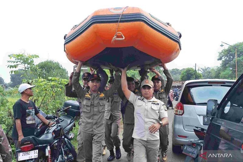 Satpol PP Kabupaten Bekasi Evakuasi 599 KK Korban Banjir di Cikarang Pusat