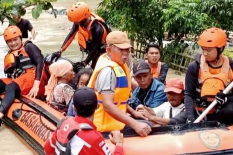 Banjir Karawang Isolasi Empat Desa, Jalan Terendam hingga 1,5 Meter