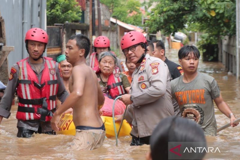 Polres Jaktim Evakuasi 12 Korban Banjir Cawang ke RSUD Budhi Asih