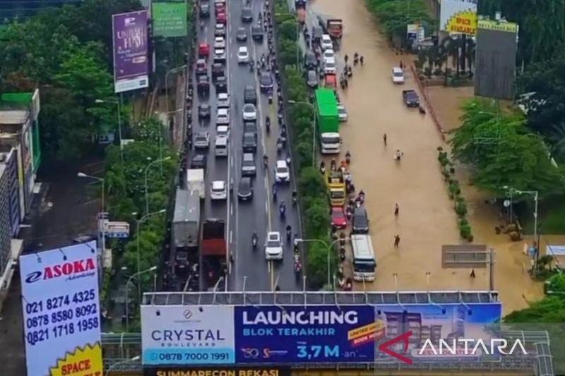 Banjir Lumpuhkan Bekasi: 8 Kecamatan Terendam, Tinggi Air Melewati 8 Meter