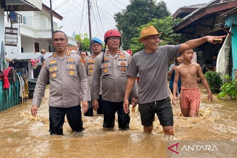 Banjir Jakarta Timur: 150 Personel Polres Jaktim Evakuasi 500 KK di Cawang