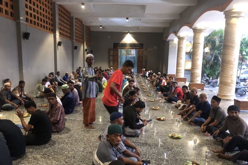 Masjid Raya Al Fatah Ambon Sediakan Takjil Gratis Selama Ramadhan 2025