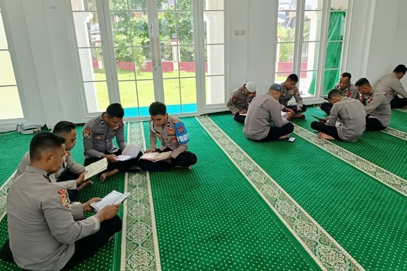 Polda Maluku Gelar Tadarus Al-Quran, Tingkatkan Iman dan Kinerja Personel di Bulan Ramadhan