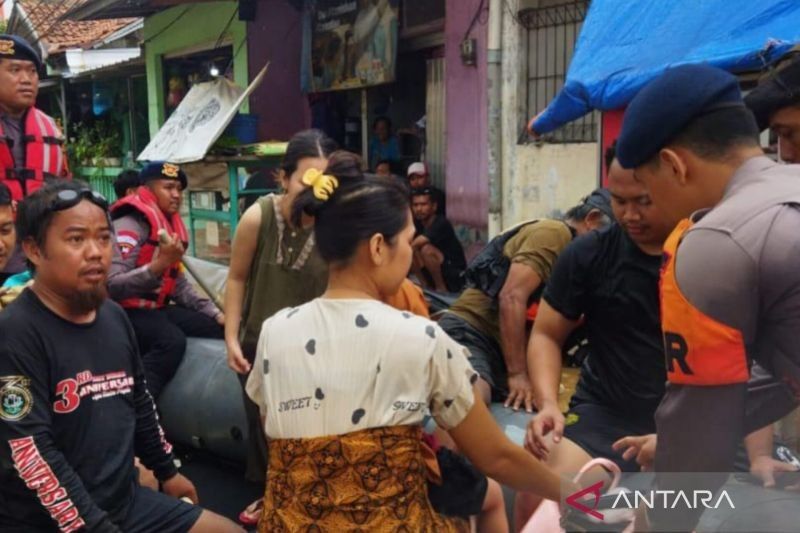 Evakuasi Darurat 130 Balita dan Lansia Terdampak Banjir Cililitan