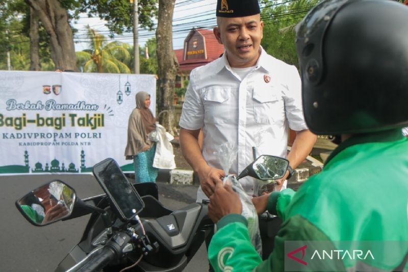 Polda NTB Bagi Takjil Gratis Selama Ramadhan, Jalin Silaturahmi dengan Masyarakat