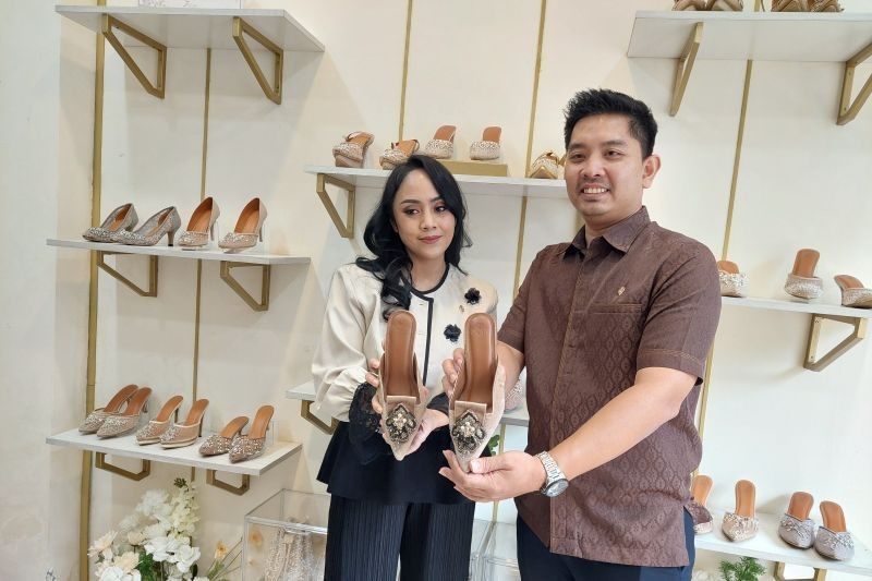 VAIA: Sepatu Payet Lokal Go Internasional Lewat Shopee