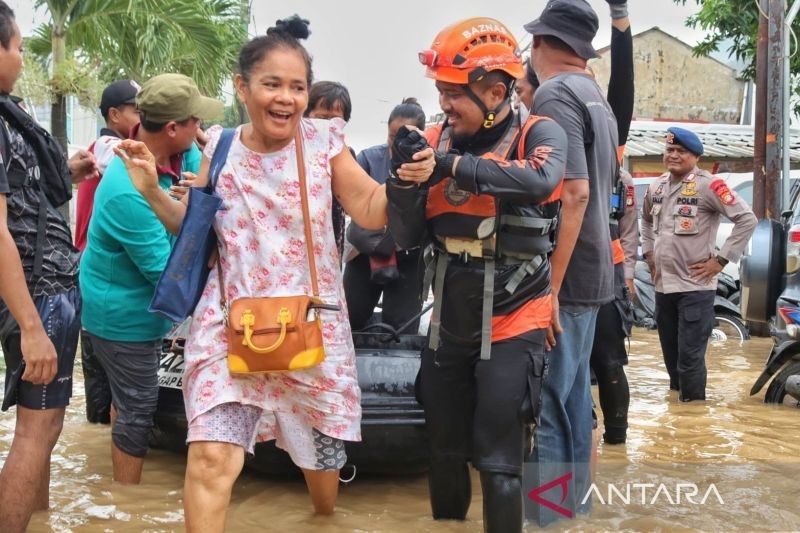 Tim Baznas Evakuasi Korban Banjir Jakarta dan Bekasi