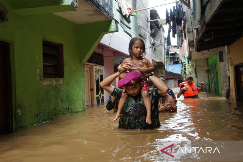 Marinir TNI AL Evakuasi Korban Banjir Jabodetabek, Prioritaskan Lansia dan Anak-Anak