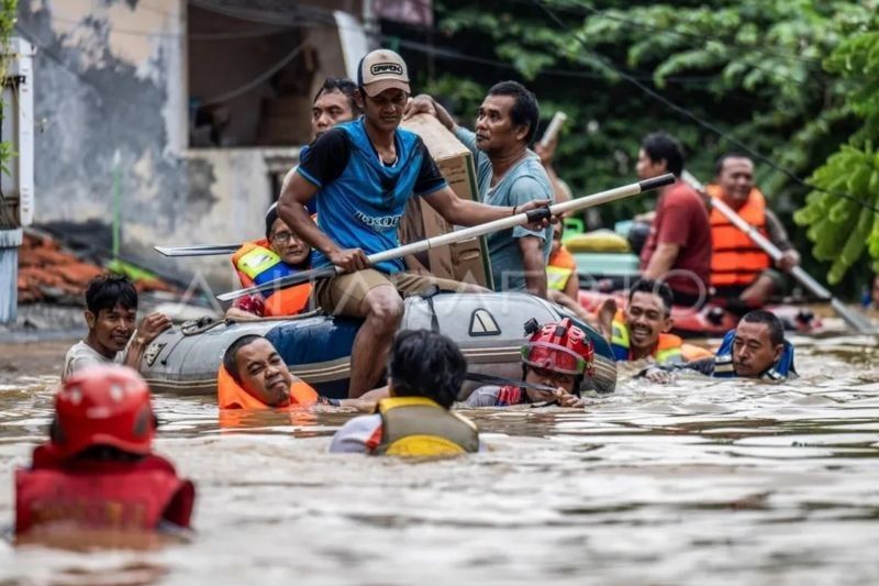 Tragedi Kali Ciliwung: Bocah 2 Tahun Terseret Arus Saat Evakuasi Banjir