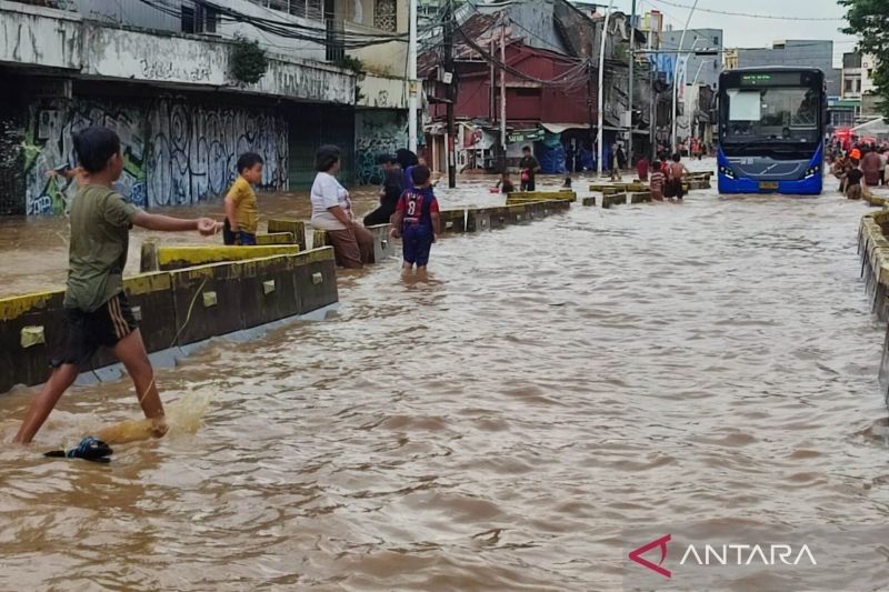 Banjir Jatinegara: Gulkarmat Jaktim Kerahkan 5 Unit Damkar untuk Penyedotan Air