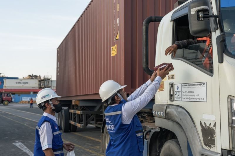 Sopir Truk Eksternal: Pilar Kelancaran Distribusi Logistik di Pelabuhan TPS Surabaya