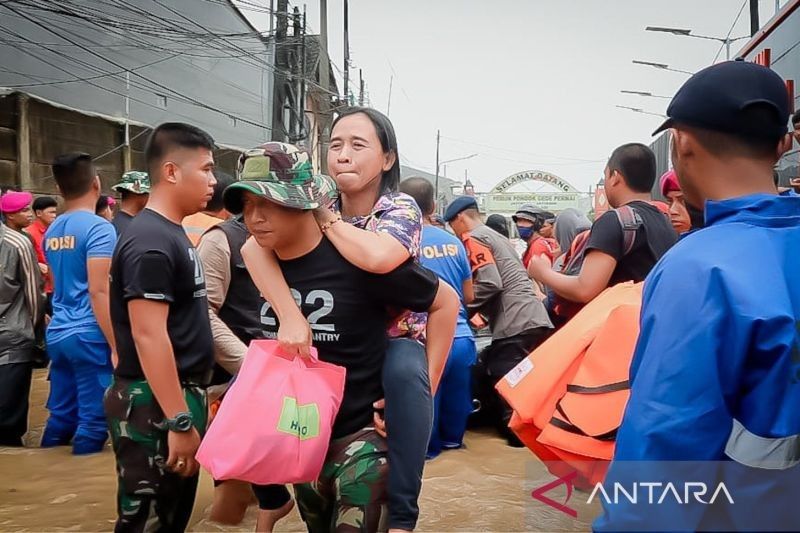 TNI AD Kerahkan Pasukan Evakuasi Banjir dan Bangun Dapur Darurat di Bekasi