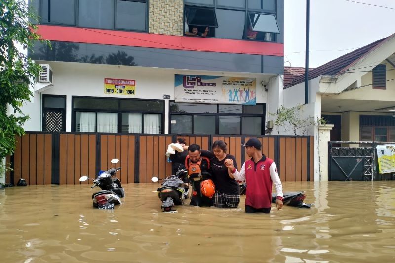 Banjir Jabodetabek: Kementerian Sosial Salurkan Bantuan Rp1,6 Miliar