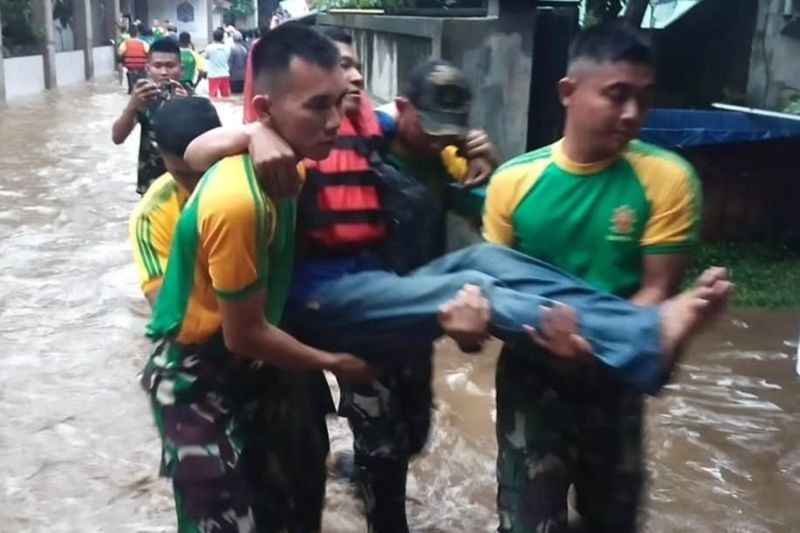 Kostrad Kerahkan Pasukan Evakuasi Banjir Jabodetabek, Warga Depok Selamat