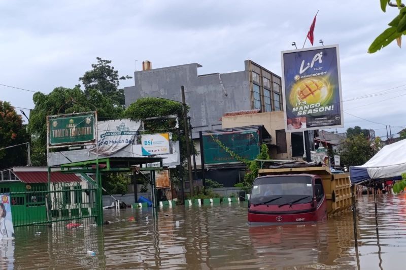 Akses Jalan Ceger Tangsel Terputus Akibat Banjir, Ratusan KK Terdampak