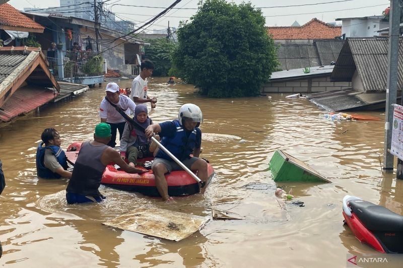 Banjir Rawajati: Kelurahan Pastikan Warga Terdampak Dapat Sahur dan Buka Puasa