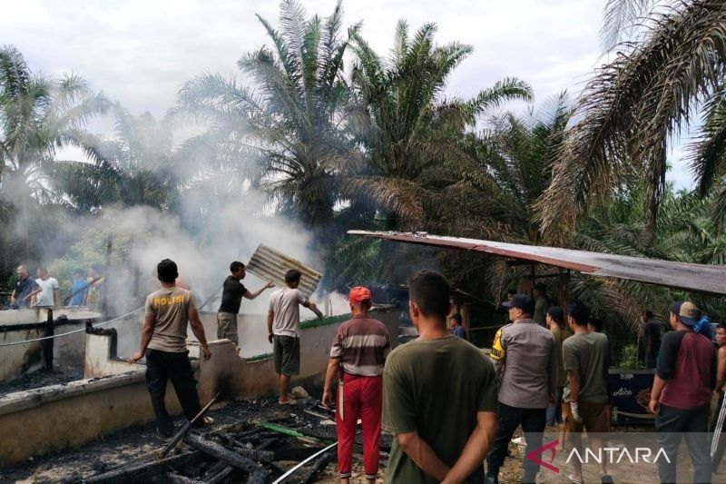 Polisi Bantu Padamkan Kebakaran Rumah di Mukomuko, Kerugian Capai Rp150 Juta