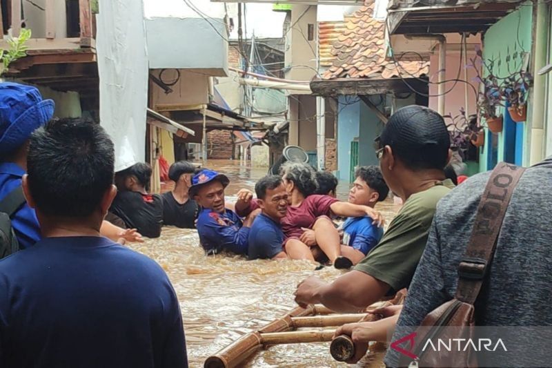 Banjir Tiga Meter di Jakarta Timur Persulit Evakuasi Warga