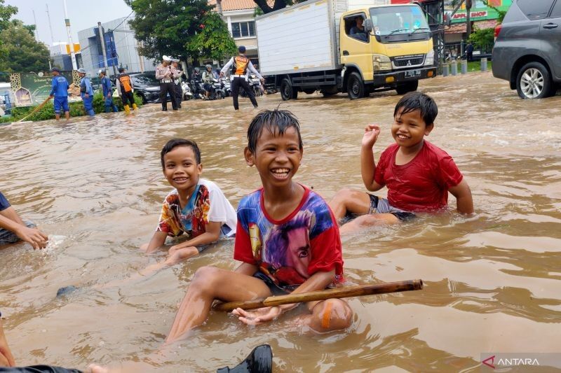 Banjir Kembangan: Anak-anak Bermain Bola, Bantu Pemotor Mogok