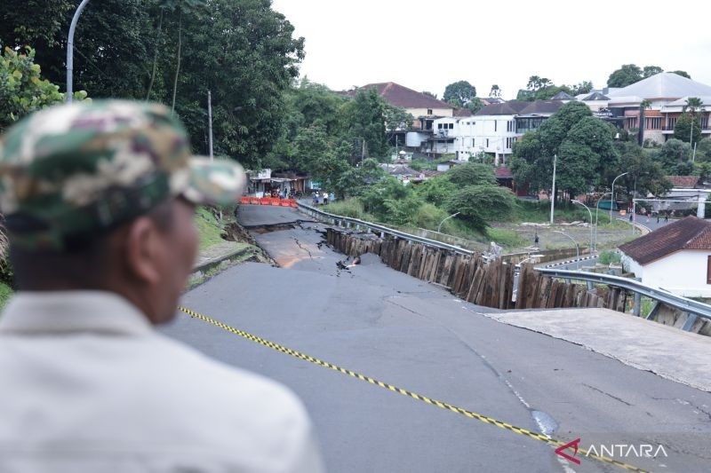 Longsor di Jalan Batutulis, Bogor: Arus Lalu Lintas Dialihkan!