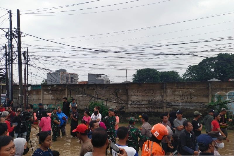 Danrem 051/Wkt Pimpin Evakuasi Banjir Bekasi, Ribuan Warga Terdampak